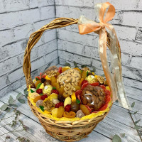Корзина с сухофруктами и орехами «Весна»